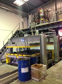 Sandwich panel press with high-pressure injection machine