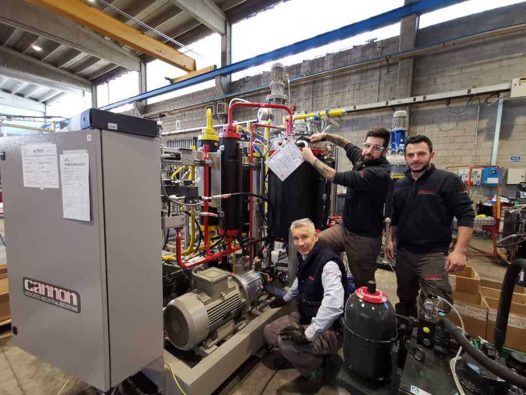 Tècnics treballant en una dosificadora Cannon d'alta pressió